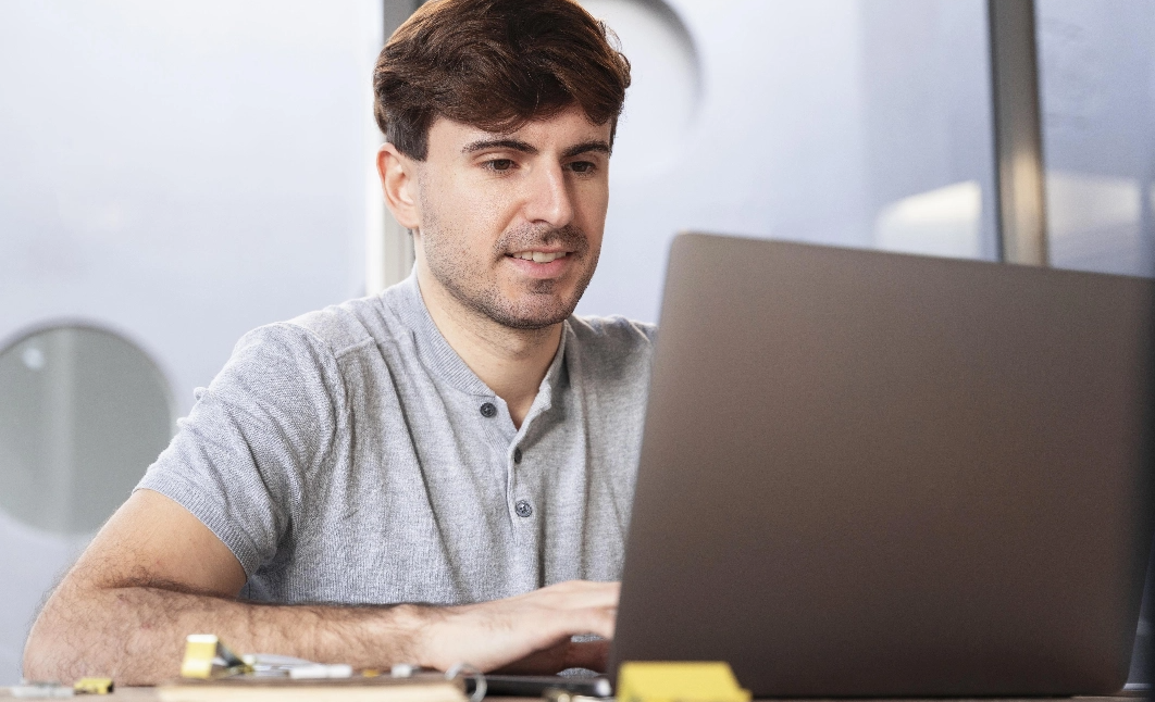 hombre-trabajando-como-autonomo-casa-su-computadora-portatil@2x