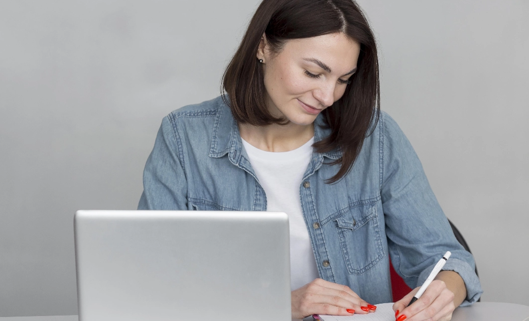 mujer-tiro-medio-tomando-notas@2x